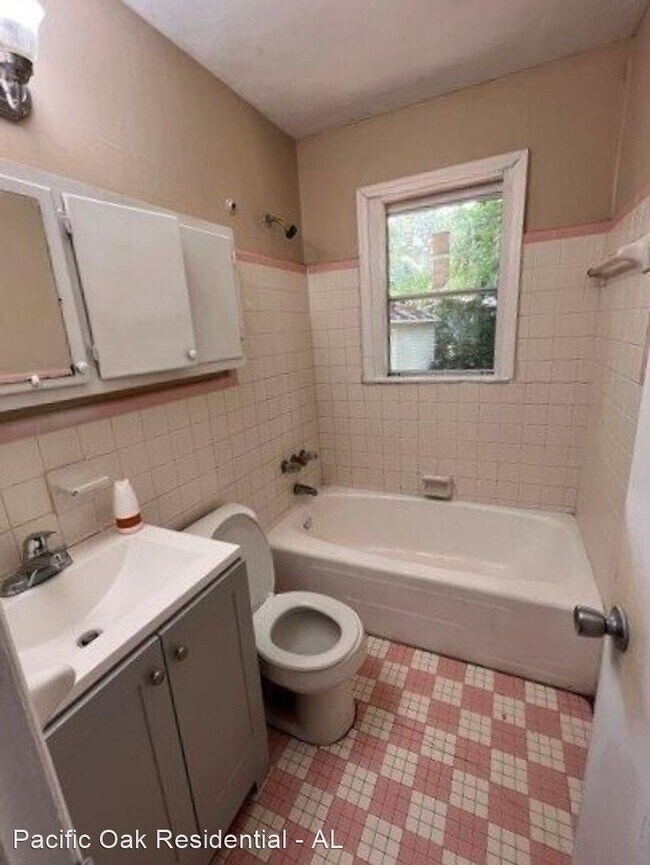 Building Photo - 3 br, 1 bath House - 108 16th Court Cir NE
