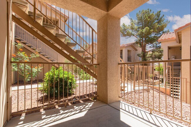 Building Photo - Move-in ready ground-floor 2 bed, 2 bath