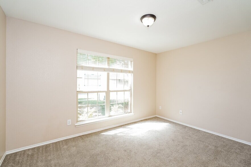Building Photo - 2033 Club Oak Dr