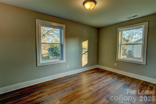 Building Photo - 824 2nd St