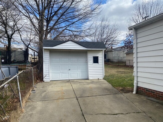 Building Photo - Charming 3-Bedroom Property in Prime Location