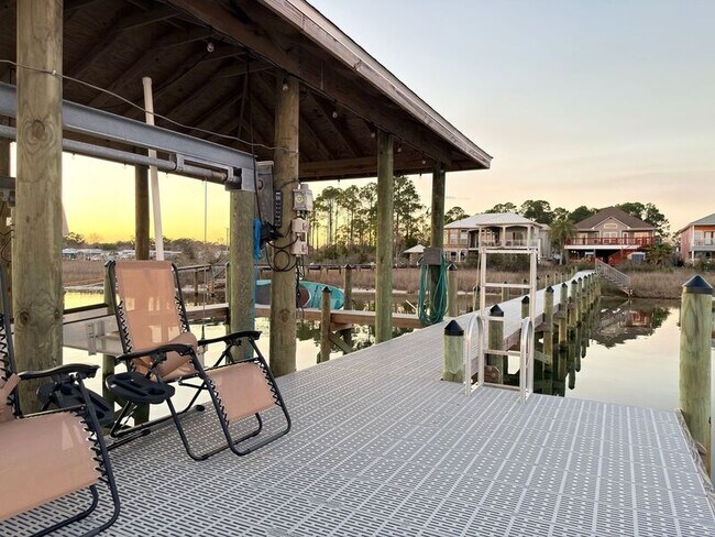 Building Photo - 2572 Gulf Breeze Ave