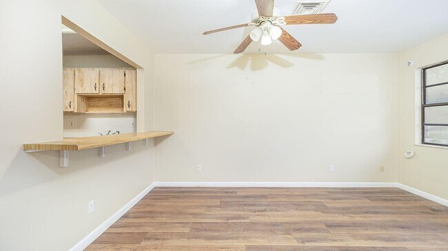 Building Photo - 604 Roselyn Ave