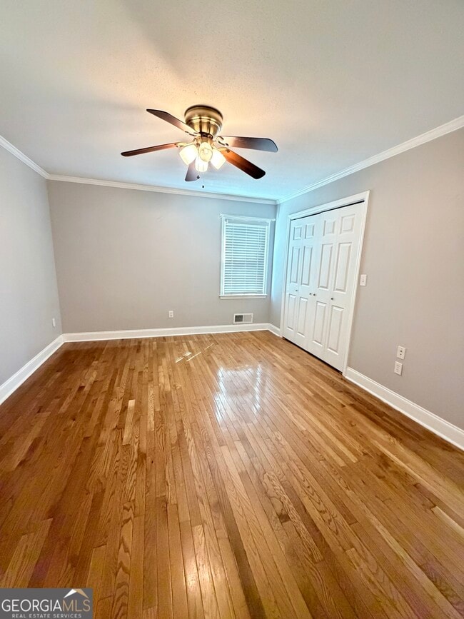 Building Photo - 560 Greencrest Dr