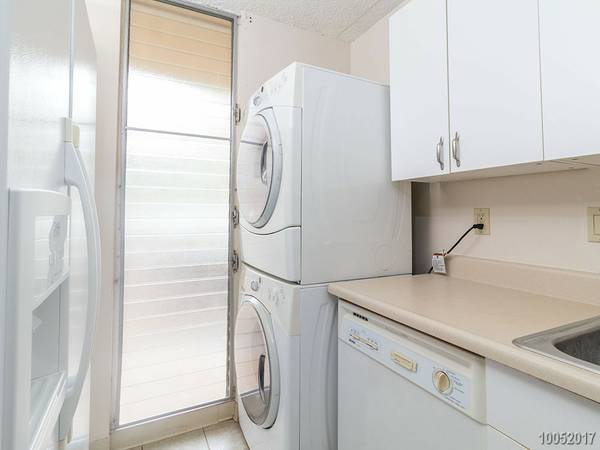 Building Photo - 2BR 1BA w/2 PARKING Spacious Condo Conveni...