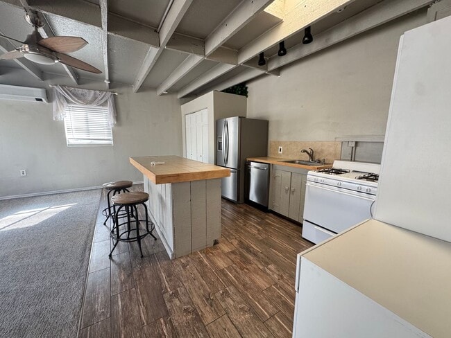 Building Photo - Los Ranchos Casita with Utilities Included!