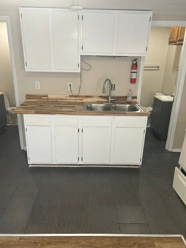 Building Photo - $895 a month! 4-Bedroom Apartment Near Bal...