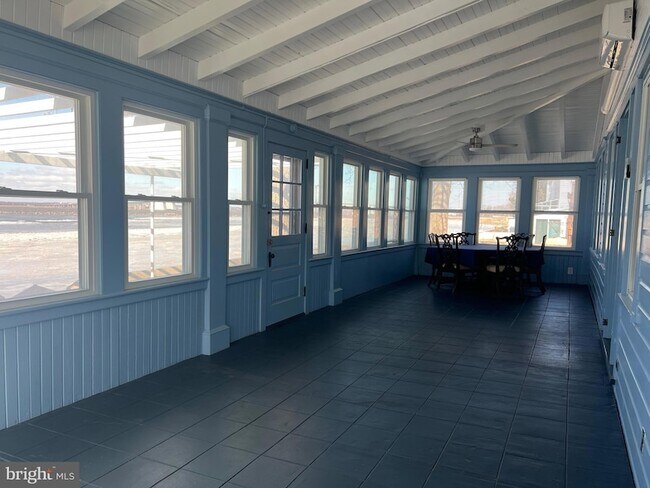 Building Photo - 171 N River Dr