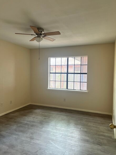 Building Photo - 440 Red Rose St