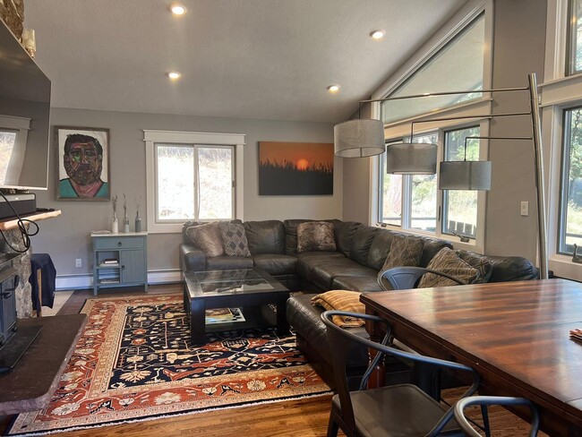 Building Photo - Executive Rental Fully Furnished PERFECT G...