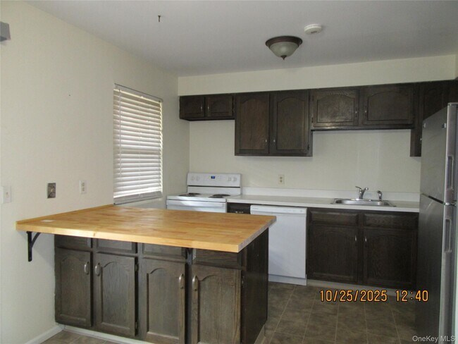 Building Photo - 41 Weathervane Dr