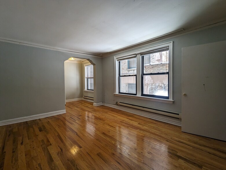 Building Photo - 429 W Roscoe St