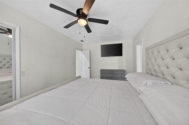 Building Photo - 19621 NW 11th Ct