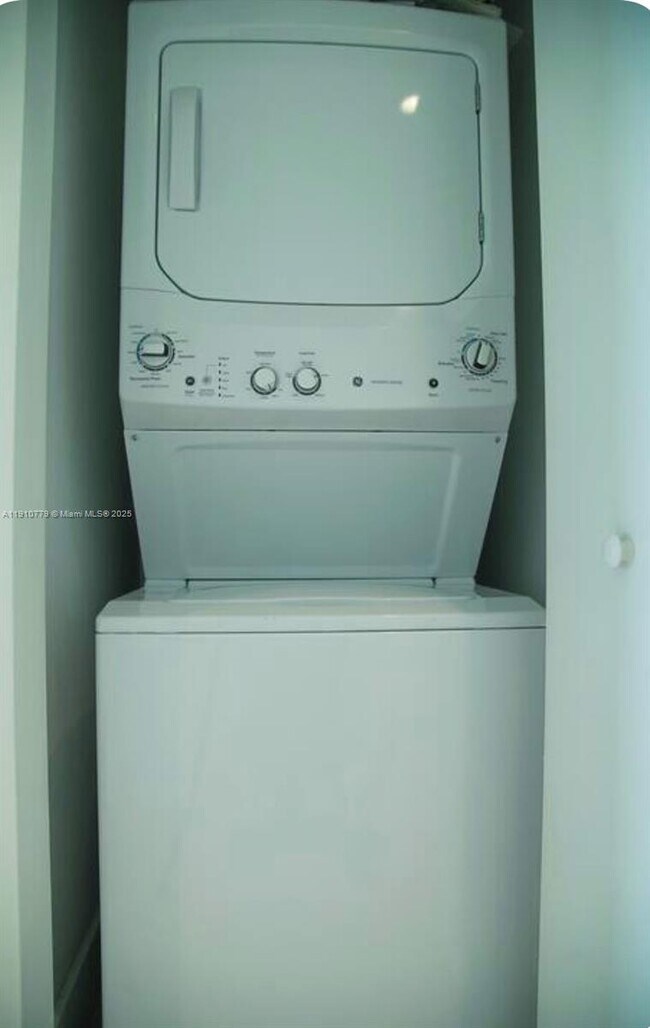 Building Photo - 501 NE 31st St