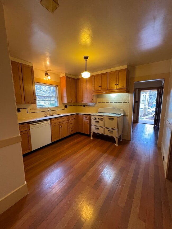 Building Photo - Vintage Arts & Crafts style, fully-remodel...