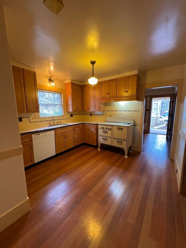 Building Photo - Vintage Arts & Crafts style, fully-remodeled, 2-bedroom, 1 bath house within walking distance to ...