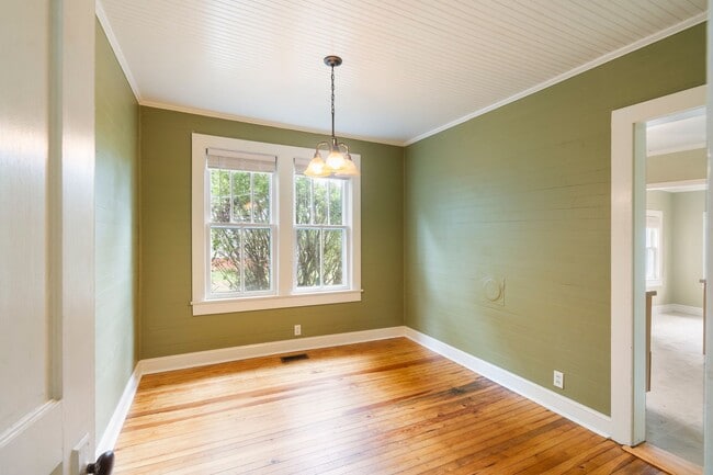Building Photo - Siler City Charmer! Fenced in yard and mov...