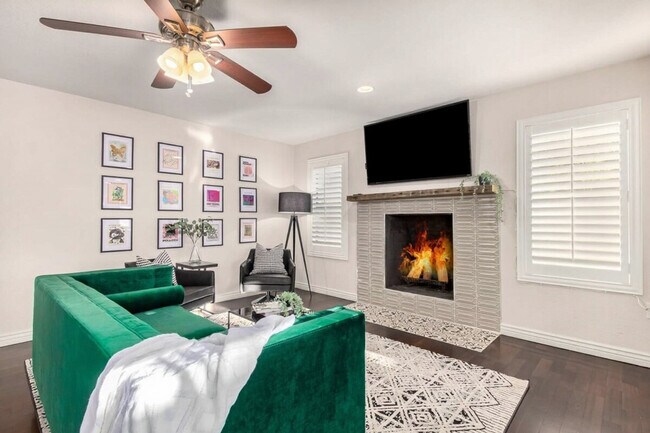 Building Photo - 1859 E La Vieve Ln