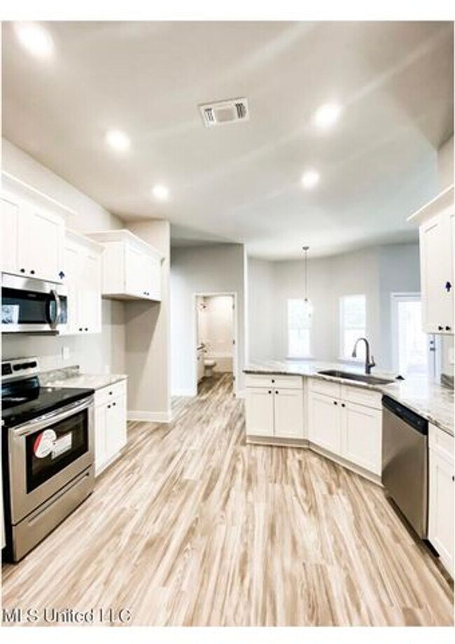 Building Photo - Luxury 4 bedroom 3 bath Home for rent