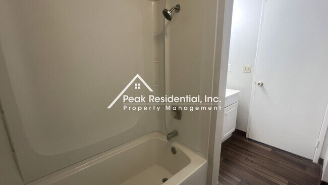 Building Photo - Charming Galt 2bd/2ba Duplex with 2 Car Ga...