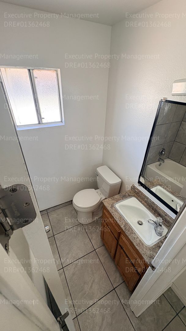 Building Photo - 2 bedroom 1.5 bathroom townhome