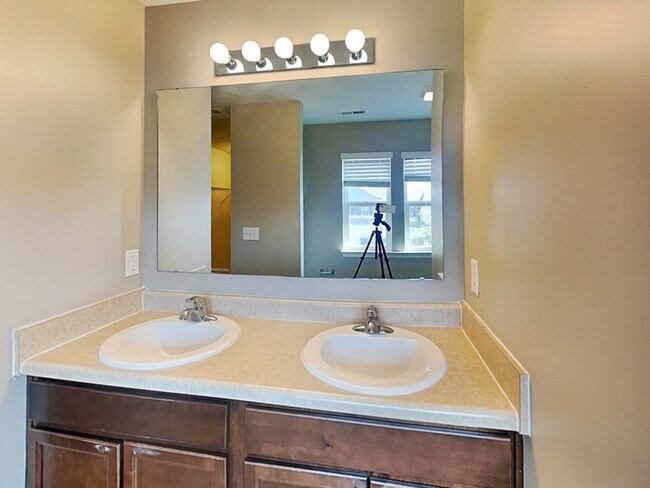 Building Photo - 4037 Little Bighorn Dr