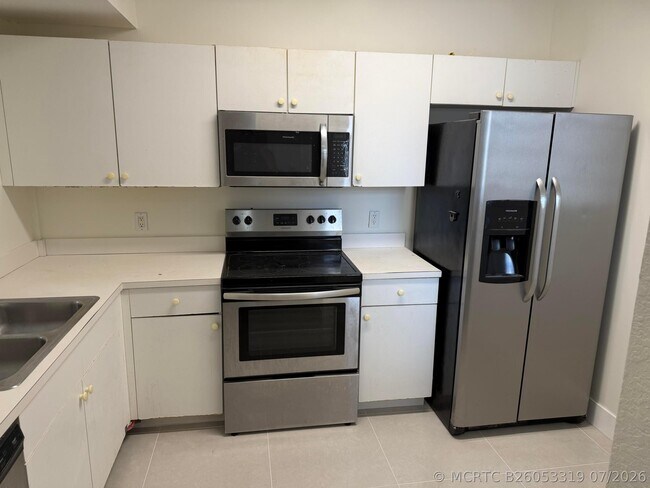 Building Photo - 1095 Golden Lakes Blvd