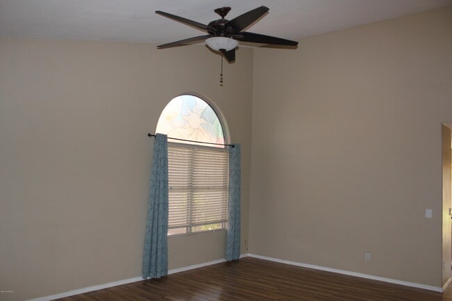 Building Photo - 1221 W Chicago St