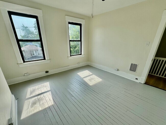 Building Photo - Newly Renovated 2 Bed, 1 Bath Home with Bonus Room - Conveniently Located, Central Heat - Availab...