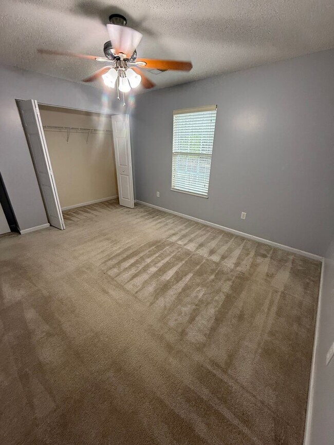 Building Photo - Beautiful 4 Bedroom