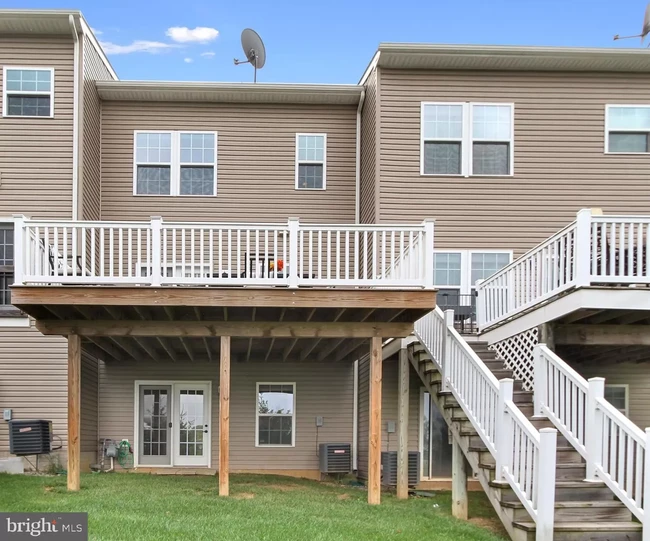 Rear deck - 975 Brechin Ln