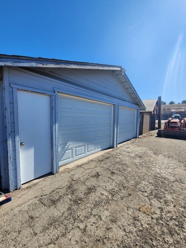 Building Photo - Adorable and Spacious 4 Bedroom Farmhouse W/Bonus Room- Water, Trash and Wifi Included!