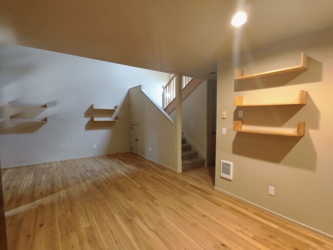 Building Photo - NW 3x2 townhome with primary bedroom on the main level