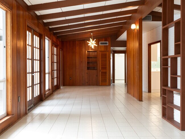 Building Photo - Spacious 5-Bed, 4-Bath Sarasota Home with ...