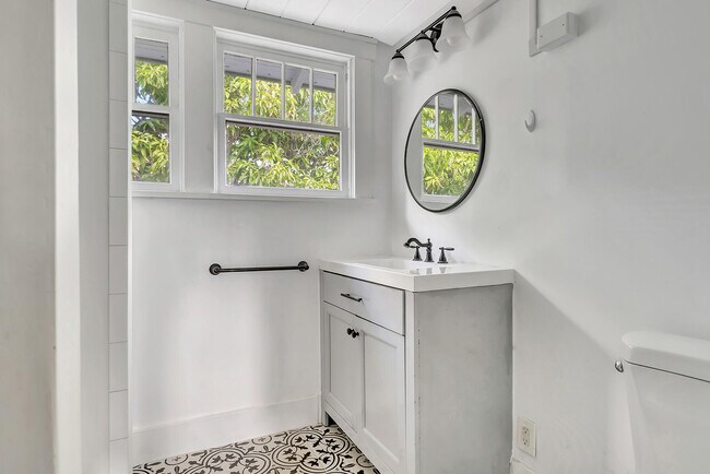 Building Photo - 515 46th St