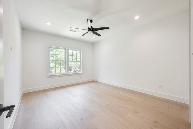 Building Photo - 5710 Vanderbilt Ave