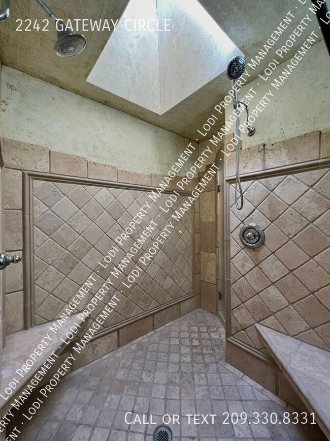 Building Photo - 2242 Gateway Cir