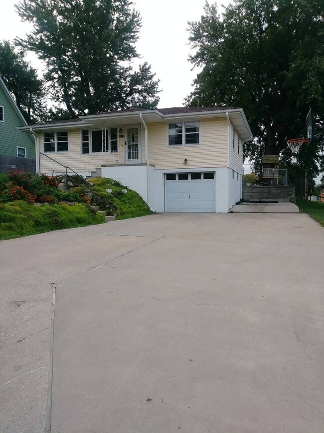 Building Photo - Beautiful 3 bed 1 bath house, over sized driveway, garage and fenced in back yard $1,595  [Move-i...