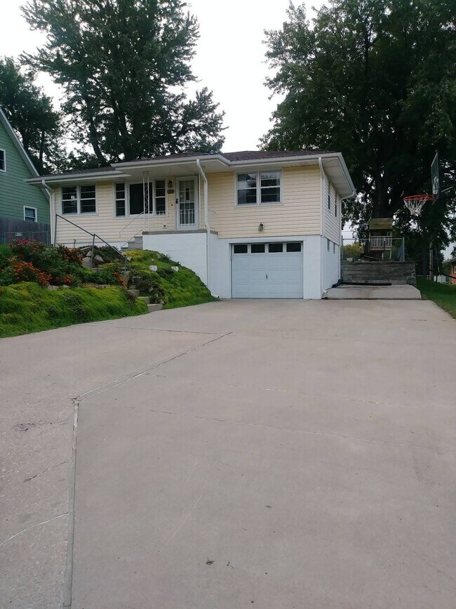 Building Photo - Beautiful 3 bed 1 bath house, over sized driveway, garage and fenced in back yard $1,795  [Move-i...