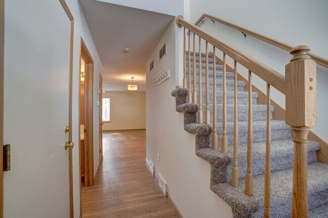 Building Photo - 6101-6103