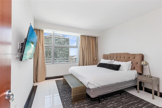 Building Photo - 1395 Brickell Ave