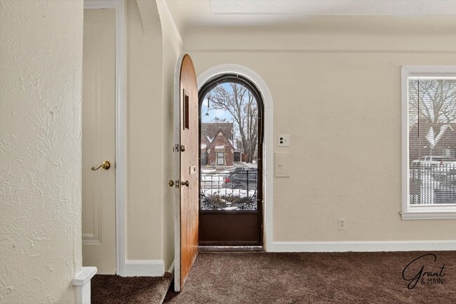 Building Photo - $1350 3 bedrooms