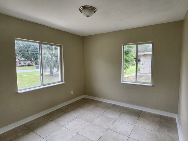 Building Photo - 606 Chaseville St
