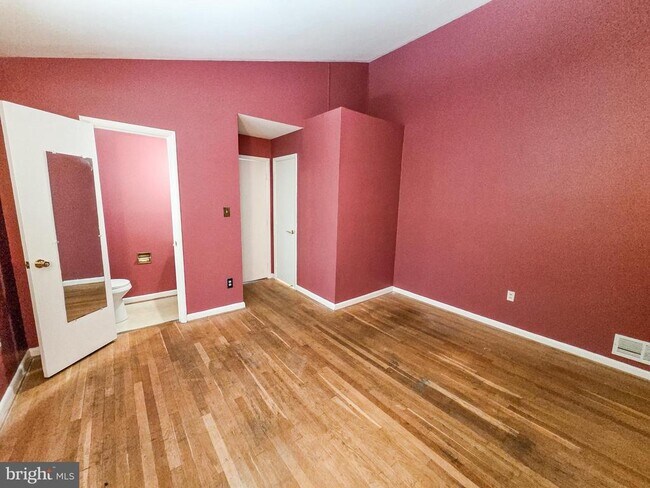 Building Photo - 305 Hillsboro Dr