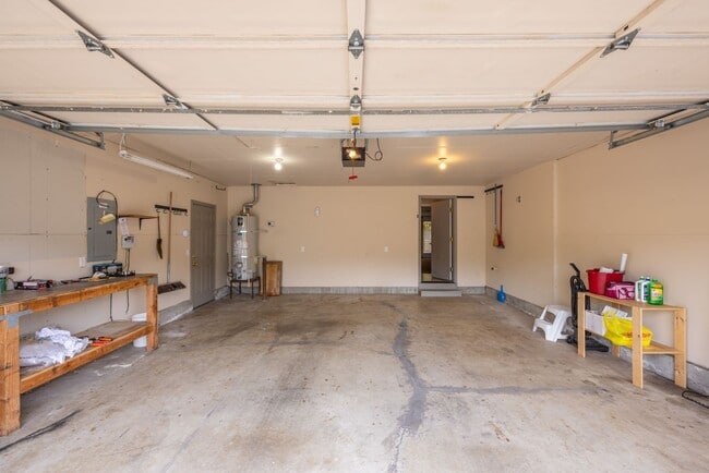 Building Photo - One Level Ranch Home - Three Bedrooms - Wa...