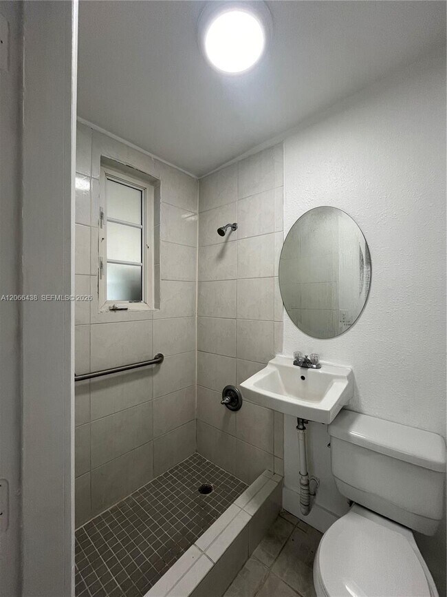 Building Photo - 160 W 60th St