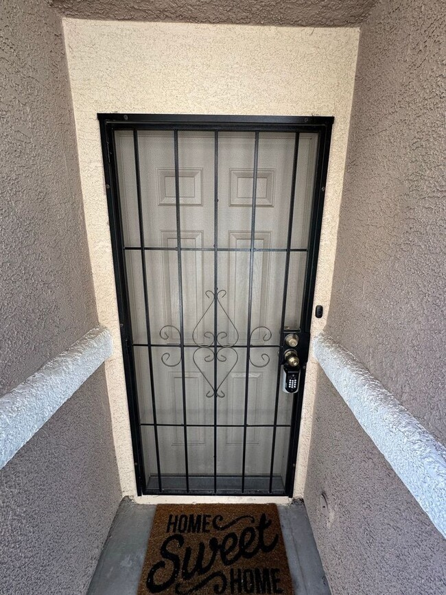 Building Photo - Beautiful 3-Bedroom Townhome in Gated Henderson Community!