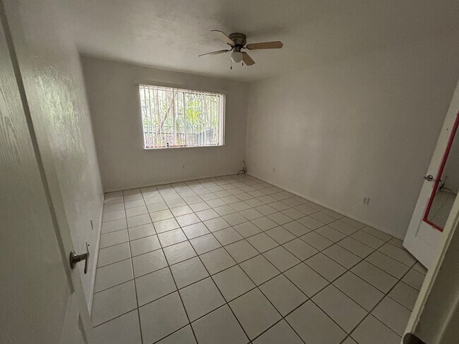 Building Photo - Walk to Campus from your Downstairs Flat