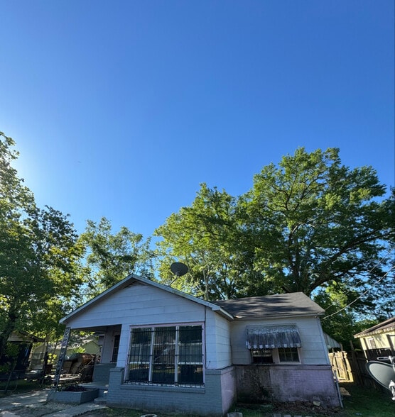 Building Photo - 5852 Byron Ave