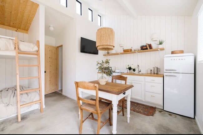 Building Photo - Fully furnished studio apartment in the North End! | 3-6 month leases available!!